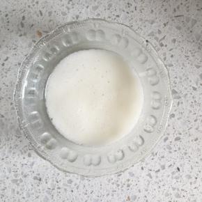 用料理机将银耳连同汤汁榨汁，取60g银耳汁备用