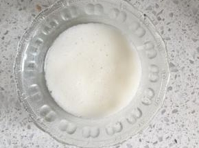 用料理机将银耳连同汤汁榨汁，取60g银耳汁备用