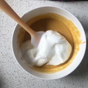 取1/3的蛋白霜到蛋白霜中，用刮刀翻拌均匀