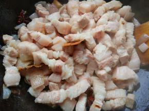 下五花肉，翻炒出油，这样肥肉部分不会腻