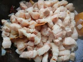 下五花肉，翻炒出油，这样肥肉部分不会腻