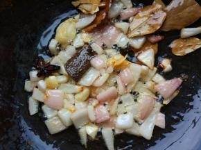 倒入洋葱，炒至边缘泛黄。台式卤肉饭一般用油葱酥，为了节省时间，直接这样操作也可以，不影响味道