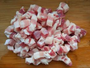 选肥瘦相间的带皮下五花肉，洗净，切手指粗的条