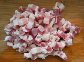 选肥瘦相间的带皮下五花肉，洗净，切手指粗的条