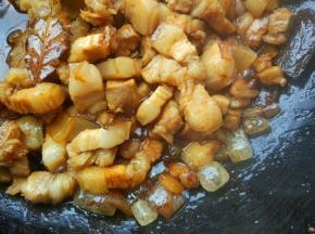 加盐、料酒、生抽、老抽、十三香、冰糖，翻炒均匀