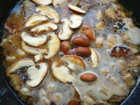 加稍多的温水，香菇切片一起放入电压力锅中，选择执行肉类程序。这样能使肥肉部分在更短的时间内熟烂，如果肉不烂，肥肉会腥腻