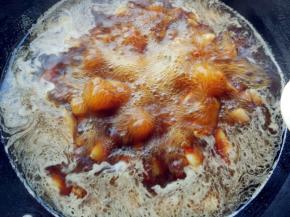 大火收汁，汤汁要留出少许拌饭，也可根据个人喜好搭配焯水的青菜一起吃