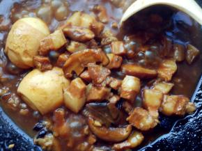 如果有水煮蛋，放入一起卤至入味即可