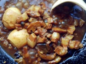 如果有水煮蛋，放入一起卤至入味即可