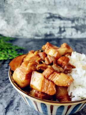 肥而不腻，洋葱都炖化了，筷子夹的时候，肥肉部分会散开，最好用勺拌饭挖着吃