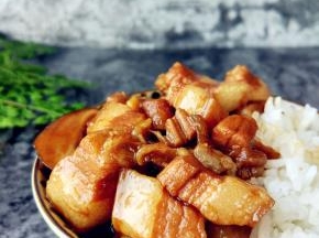 肥而不腻，洋葱都炖化了，筷子夹的时候，肥肉部分会散开，最好用勺拌饭挖着吃