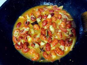 加入盐、料酒、辣椒粉、高汤、麻油，煮沸