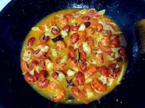 加入盐、料酒、辣椒粉、高汤、麻油，煮沸