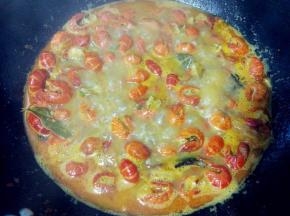 撇去浮沫，小火煮20分钟，再浸泡至入味即可