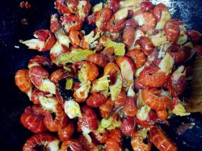 倒入小龙虾，翻炒收尽表面水分