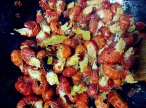 倒入小龙虾，翻炒收尽表面水分