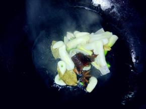 热锅热油，爆香葱、蒜、八角、桂皮和香叶。因为是晚上做的，所以没放姜