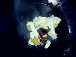热锅热油，爆香葱、蒜、八角、桂皮和香叶。因为是晚上做的，所以没放姜