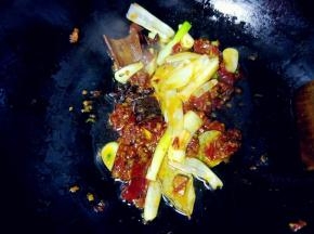 加入辣酱，炒匀出香味