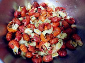 龙虾尾解冻，冲净沥水备用