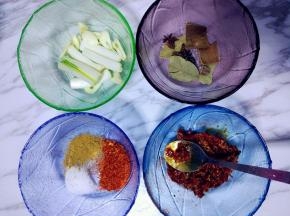 准备好各种材料。以往都用的郫县豆瓣辣酱，这次用完了，用的鲜椒酱代替，或者用老干妈也可以