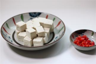 将豆腐切成正方形的小块，切的时候可以在刀上沾点水，可以防止切碎