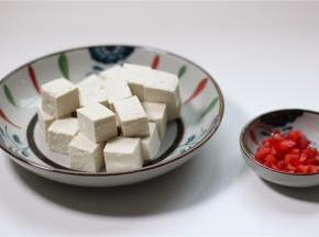 将豆腐切成正方形的小块，切的时候可以在刀上沾点水，可以防止切碎
