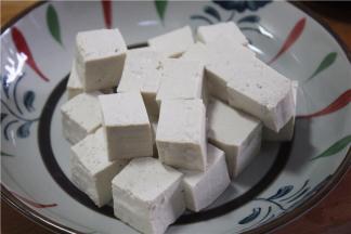这道菜最好选用北豆腐，质地更加坚实，煎的时候不容易碎