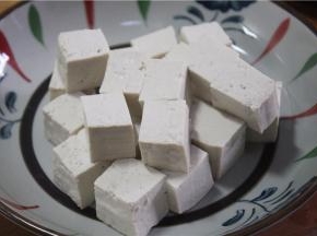 这道菜最好选用北豆腐，质地更加坚实，煎的时候不容易碎