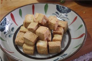 煎好的豆腐盛出装盘