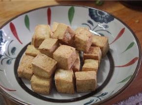 煎好的豆腐盛出装盘