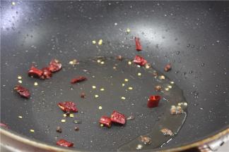 锅内留底油，放入花椒，干辣椒，姜蒜片炒出香味