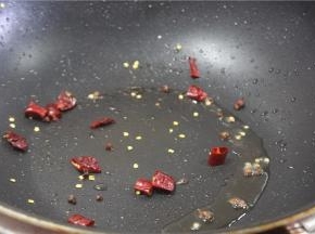 锅内留底油，放入花椒，干辣椒，姜蒜片炒出香味