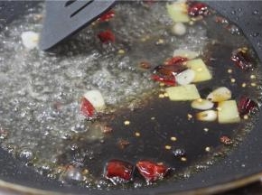 煮开之后放入白糖，香醋，适量盐，老抽