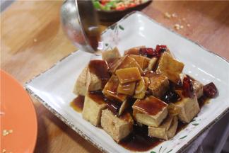 汤汁浓稠淋入炸好豆腐上
