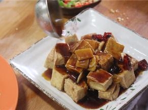汤汁浓稠淋入炸好豆腐上