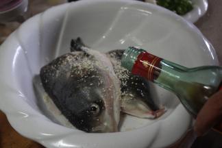 花鲢鱼头宰杀洗净，加姜葱、料酒两小勺、胡椒粉、盐、味精腌制2-3分钟