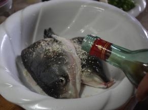 花鲢鱼头宰杀洗净，加姜葱、料酒两小勺、胡椒粉、盐、味精腌制2-3分钟