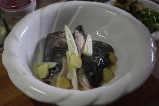 加入料酒和姜可以去掉腥味，提前腌制能让鱼更入味，为后面做好准备。可在加调料后加少量水，能将调料搅拌的更均