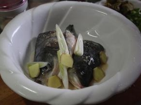 加入料酒和姜可以去掉腥味，提前腌制能让鱼更入味，为后面做好准备。可在加调料后加少量水，能将调料搅拌的更均