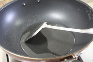 锅里下少量油