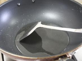锅里下少量油