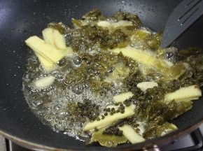 加水到能够淹住鱼头，这里注意控制水量，不宜加太多，后期不好调味