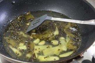 加入鸡精3至4勺、白胡椒粉、少量盐