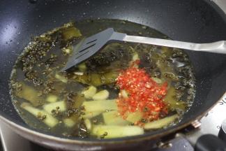 加适量小米辣碎和仔姜进行调味