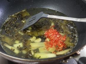 加适量小米辣碎和仔姜进行调味