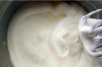 打发至花纹明显，再加入剩余1/2的细砂糖