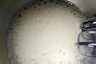 辅料中的蛋清加几滴柠檬汁中和一下碱性，用电动打蛋器打发至鱼眼泡后，加入辅料中1/2的细砂糖，继续打发