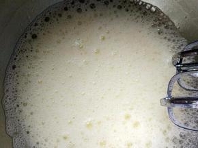 辅料中的蛋清加几滴柠檬汁中和一下碱性，用电动打蛋器打发至鱼眼泡后，加入辅料中1/2的细砂糖，继续打发