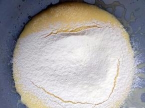 筛入低筋粉拌匀成细腻状态，备用
